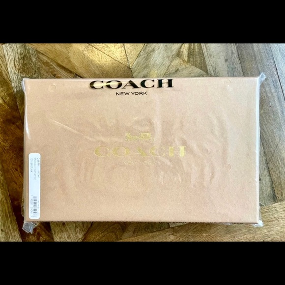 *SOLD* Boxed Coach Corner Zip Wristlet In White Signature Leather w/ 2 Charms - Picture 5 of 6